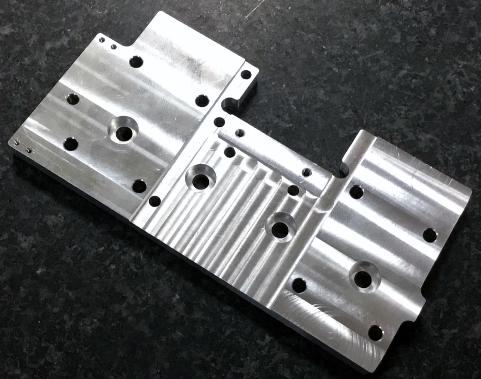 Milled aluminum manifold plate with ribbed features